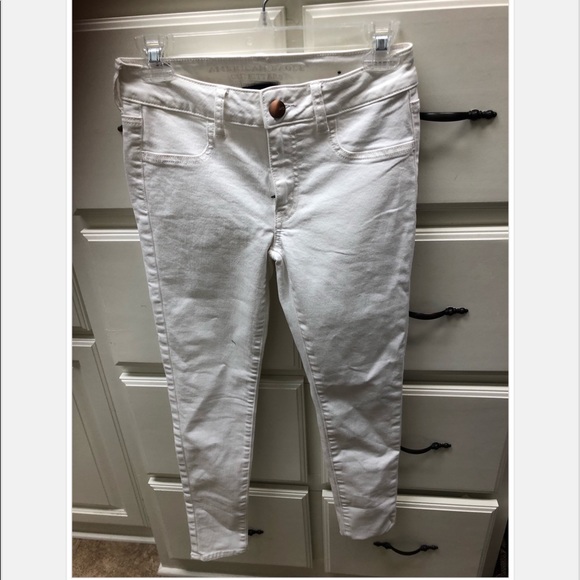 American Eagle Outfitters Denim - American Eagle -White Jeans - Size 4 Short